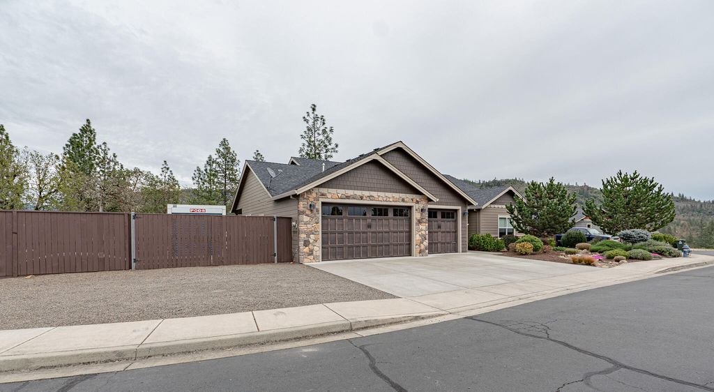 217 White Oak Way, Shady Cove, OR 97539