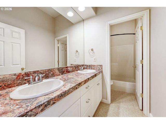 14153 Se APPLE Ct, Happy Valley, OR 97086