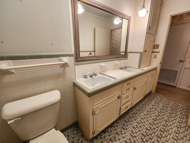 1913 W Oak Street, El Dorado, AR 71730