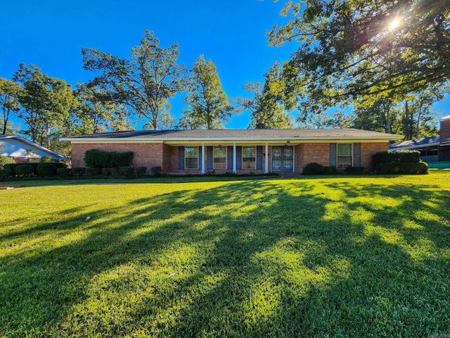 1913 W Oak Street, El Dorado, AR 71730