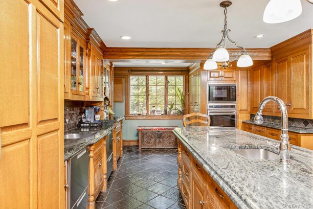4 Horse Hollow Road, Locust Valley, NY 11560