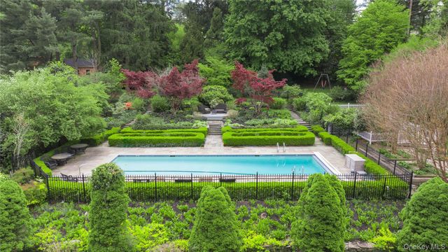 4 Horse Hollow Road, Locust Valley, NY 11560