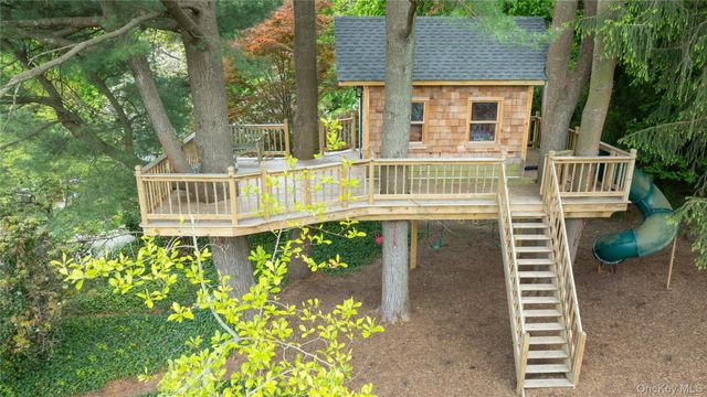 4 Horse Hollow Road, Locust Valley, NY 11560