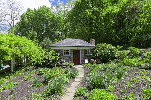4 Horse Hollow Road, Locust Valley, NY 11560