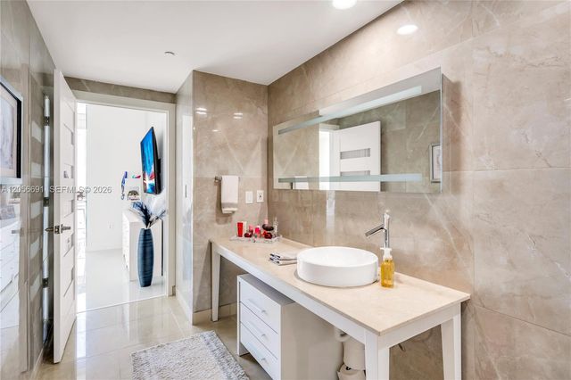 495 Brickell Ave 3702, Miami, FL 33131
