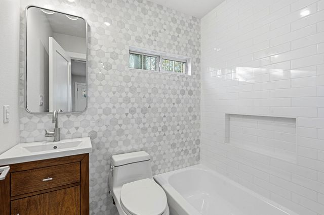 827 Gullett ST B, Austin, TX 78702