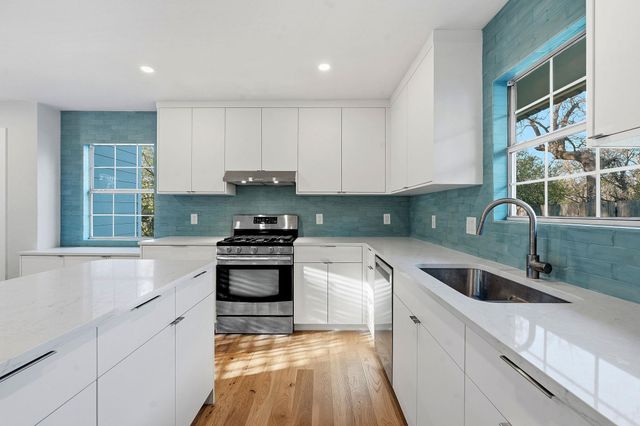 827 Gullett ST B, Austin, TX 78702