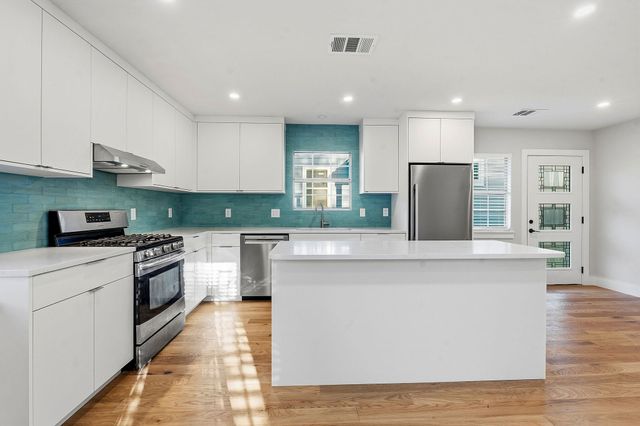 827 Gullett ST B, Austin, TX 78702