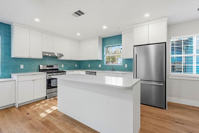 827 Gullett ST B, Austin, TX 78702