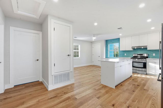 827 Gullett ST B, Austin, TX 78702