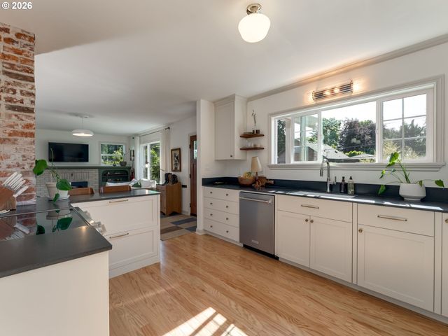 636 Se 68TH Ave, Portland, OR 97215