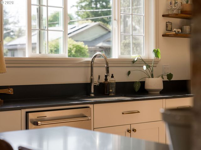 636 Se 68TH Ave, Portland, OR 97215