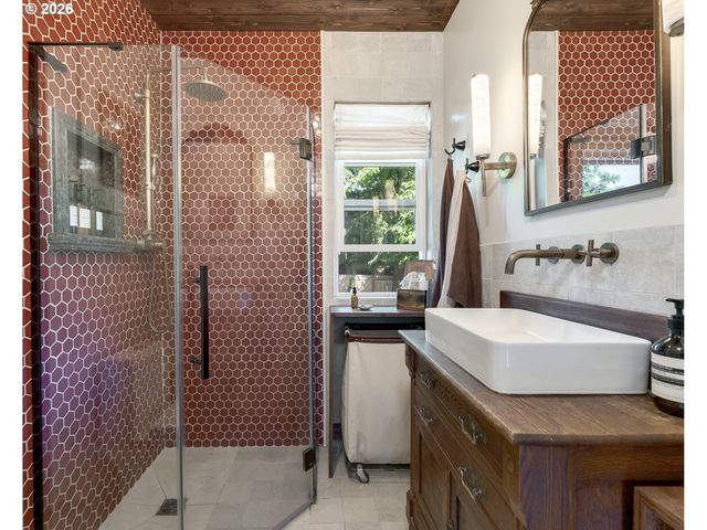 636 Se 68TH Ave, Portland, OR 97215