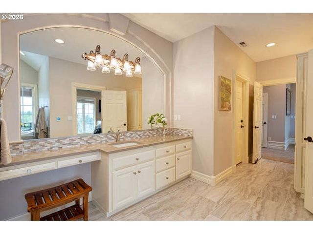 600 Se ARROW CREEK Ln, Gresham, OR 97080