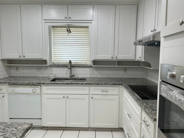 1709 Vicksburg Drive, Bedford, TX 76022