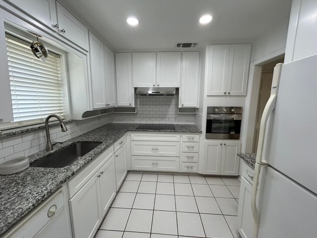 1709 Vicksburg Drive, Bedford, TX 76022