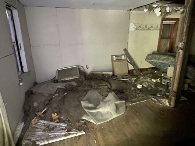 8447 S Escanaba Avenue, Chicago, IL 60617