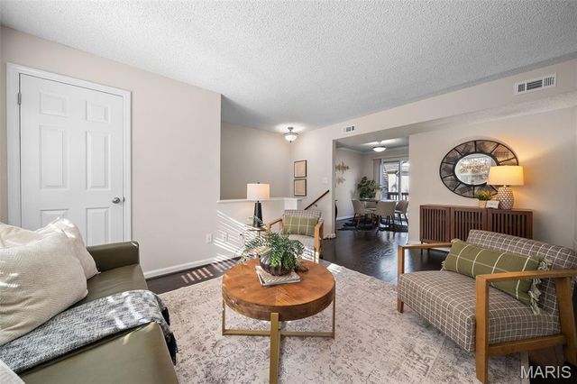 1530 Swallow Drive, Brentwood, MO 63144