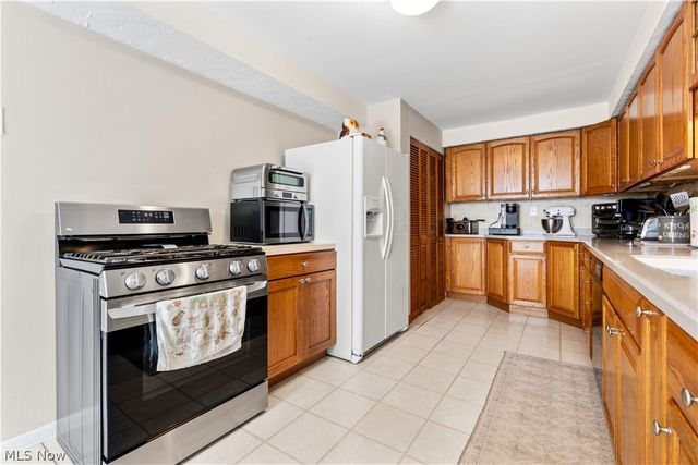 6040 Reynolds Road, Mentor On The Lake, OH 44060