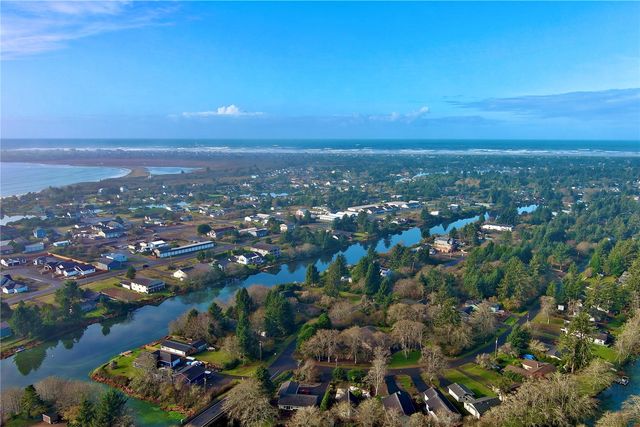 1013 Discovery Avenue SE, Ocean Shores, WA 98569