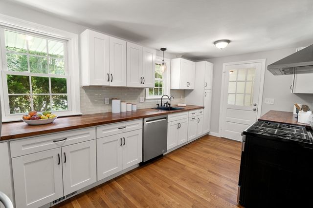 19 Country Ln, Sharon, MA 02067