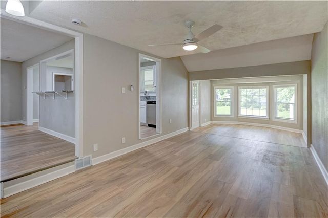 1201 W 31st Street S, Independence, MO 64055