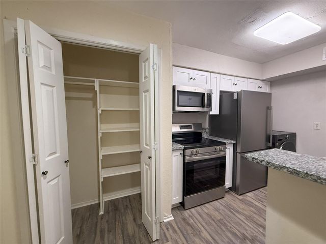 2100 Wilcrest Drive 107, Houston, TX 77042