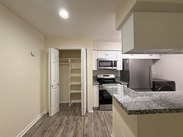 2100 Wilcrest Drive 107, Houston, TX 77042