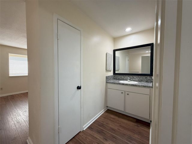 2100 Wilcrest Drive 107, Houston, TX 77042