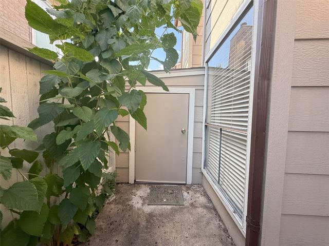 2100 Wilcrest Drive 107, Houston, TX 77042