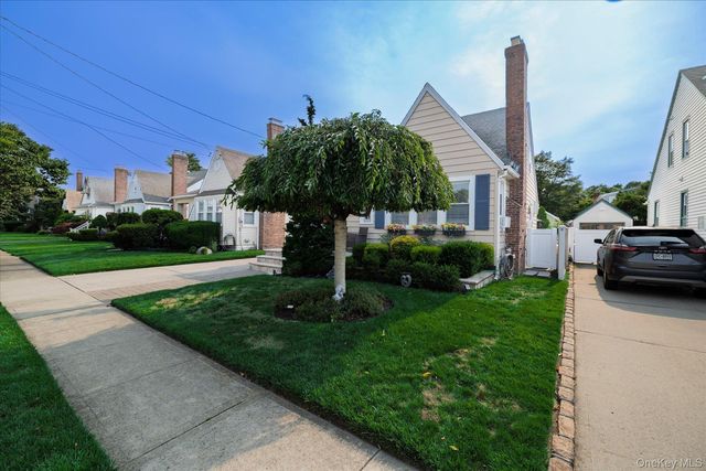 43 Devon Street, Malverne, NY 11565