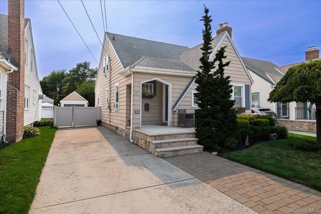 43 Devon Street, Malverne, NY 11565