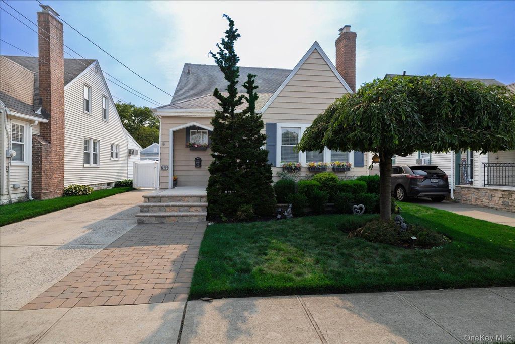 43 Devon Street, Malverne, NY 11565