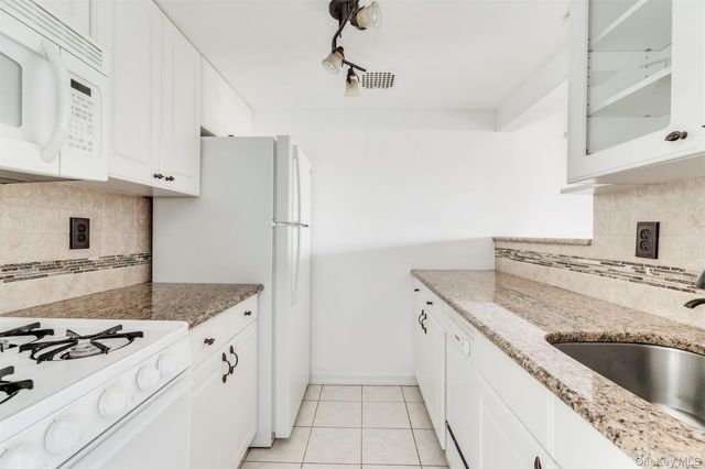 380 Fulton Street M2, Farmingdale, NY 11735