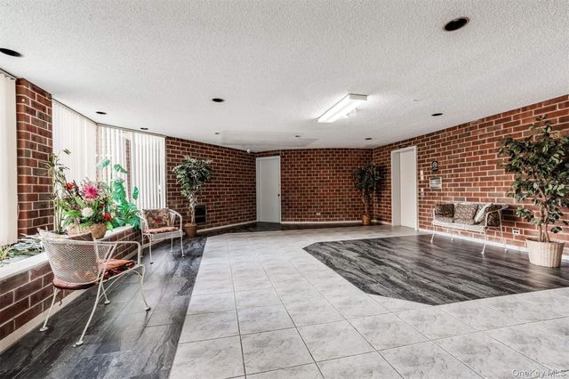 380 Fulton Street M2, Farmingdale, NY 11735