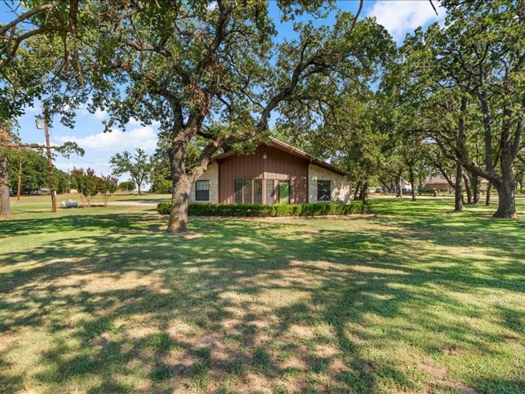 474 Trussell Drive, Springtown, TX 76082
