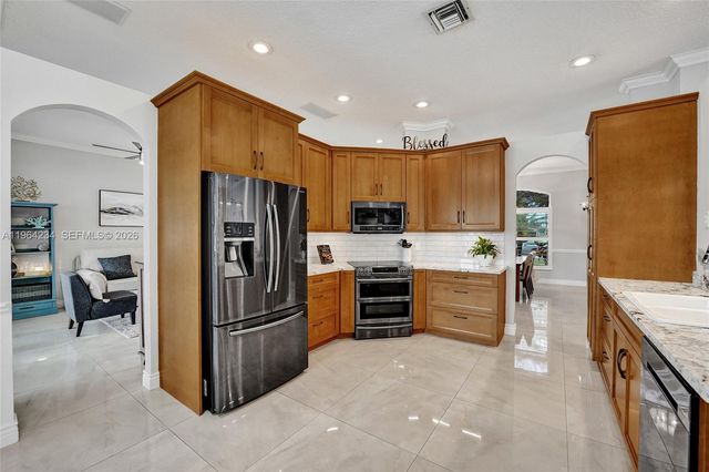 6686 SW 166th Dr, Pembroke Pines, FL 33331