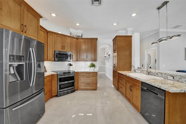 6686 SW 166th Dr, Pembroke Pines, FL 33331