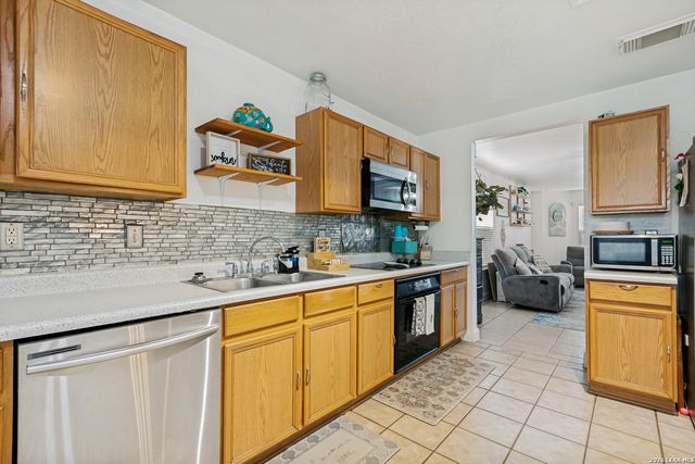 8902 CLOUDSTONE PL, Converse, TX 78109