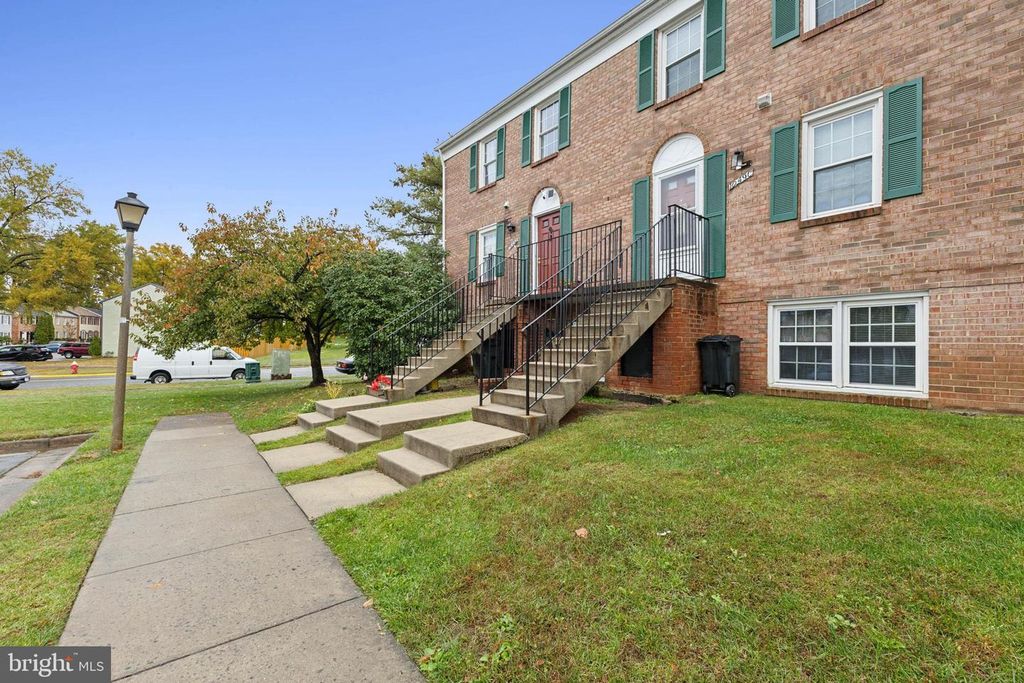 Image 2 of property listing at 1049-A MARGATE CT, Sterling, VA 20164