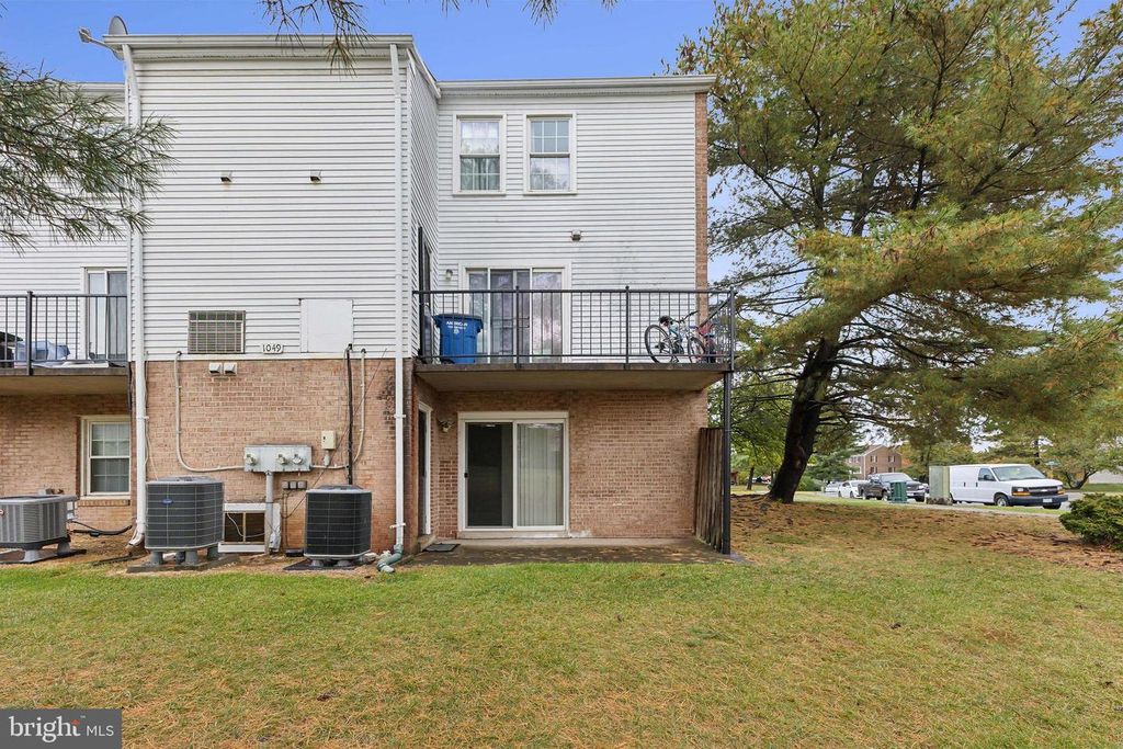 Image 25 of property listing at 1049-A MARGATE CT, Sterling, VA 20164