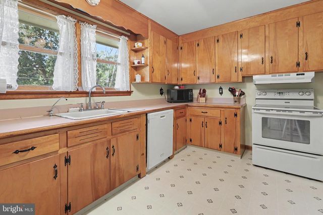 2048 BUSTLETON RD, Burlington, NJ 08016