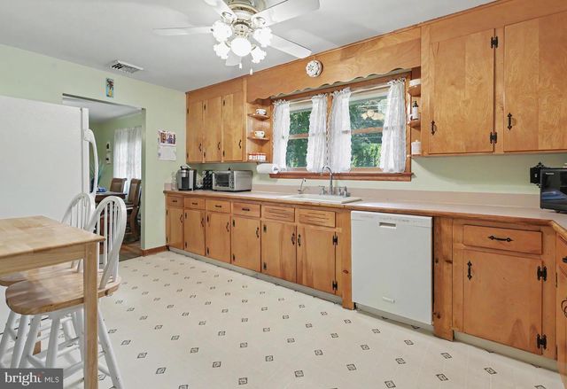 2048 BUSTLETON RD, Burlington, NJ 08016