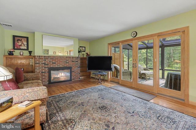 2048 BUSTLETON RD, Burlington, NJ 08016