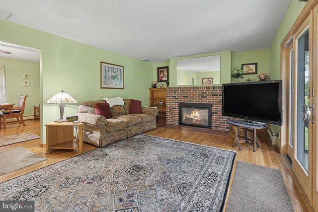 2048 BUSTLETON RD, Burlington, NJ 08016