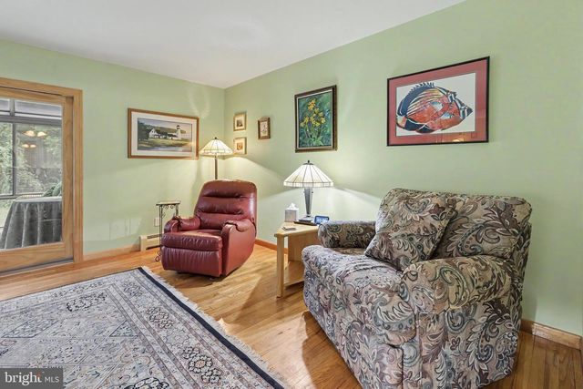 2048 BUSTLETON RD, Burlington, NJ 08016