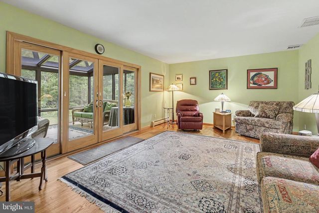 2048 BUSTLETON RD, Burlington, NJ 08016