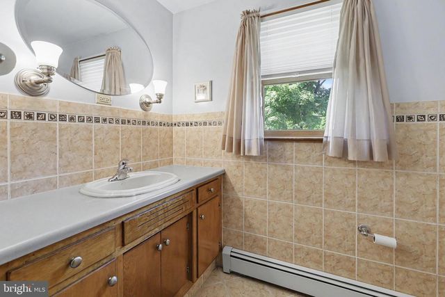 2048 BUSTLETON RD, Burlington, NJ 08016