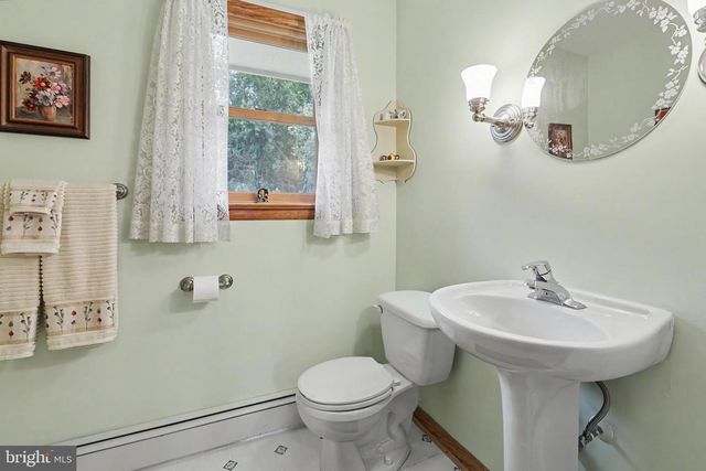 2048 BUSTLETON RD, Burlington, NJ 08016