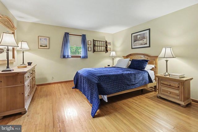 2048 BUSTLETON RD, Burlington, NJ 08016